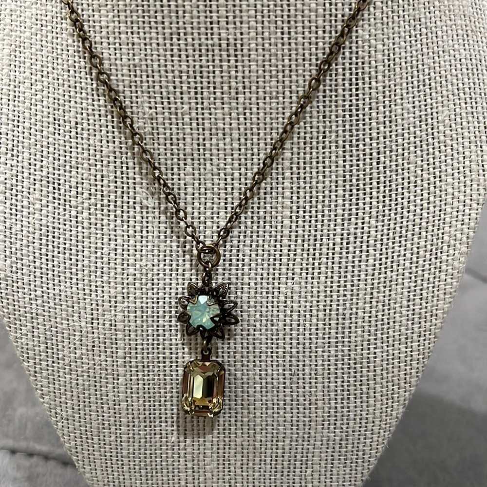 Large Crystal stones 16” necklace like new